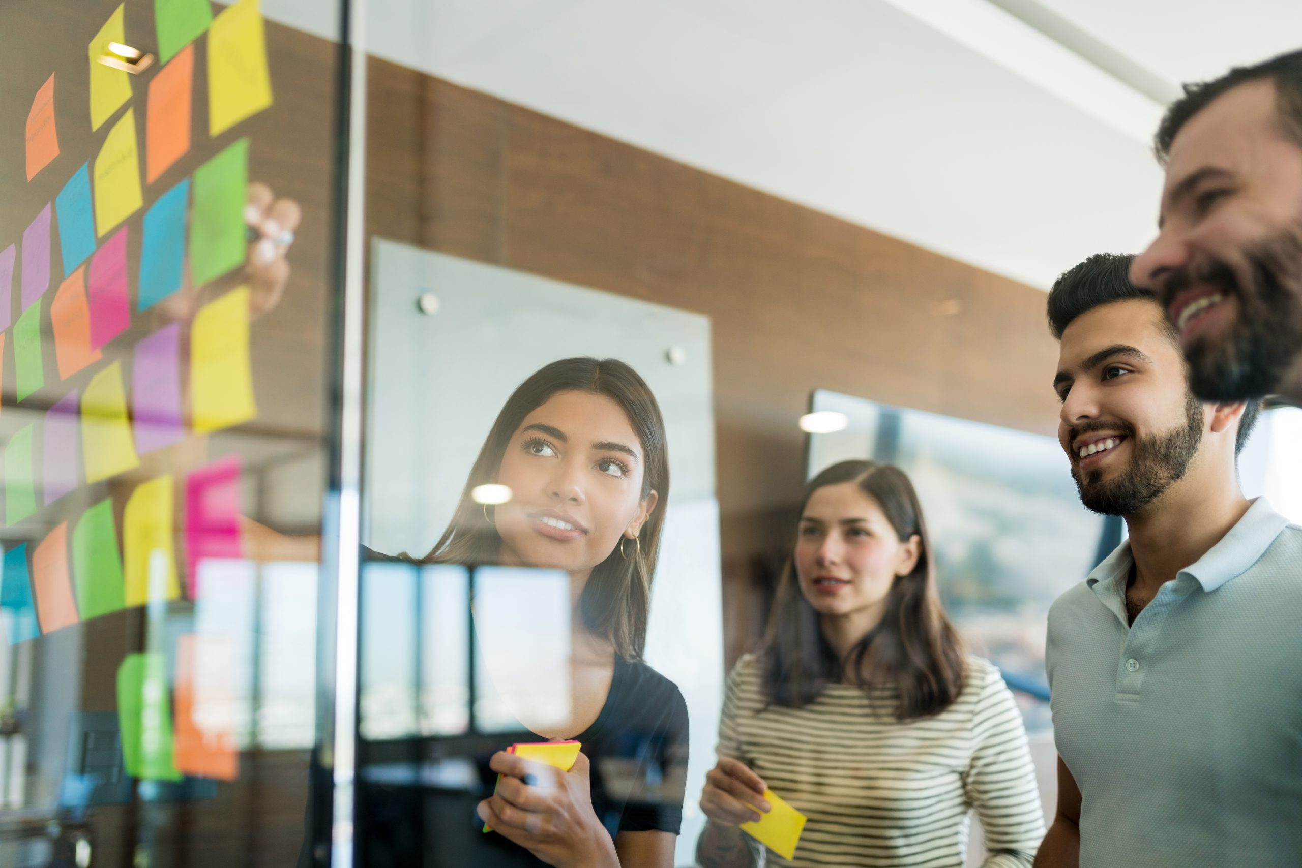 Team arbeitet im Workshop mit Sticky Notes – visuelle Planung, Ideenentwicklung und agile Zusammenarbeit für Veränderung und Strategie.